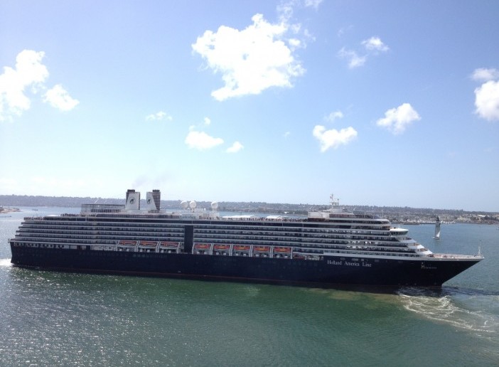 MS_Zuiderdam_(Port_Welcomes_Three_Cruise_Ships_on_May_7,_2013_(8717988207))