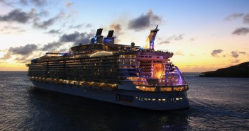 Allure_of_the_seas_night