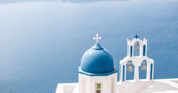 Chapelle sur la falaise Santorin en Grce